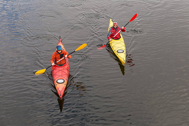 кемпинг на пляже. - kayaking kayak river lake стоковые фото и изображения