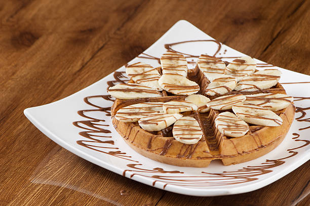 kuchen auf einem quadratischen teller - waffle syrup pouring breakfast stock-fotos und bilder
