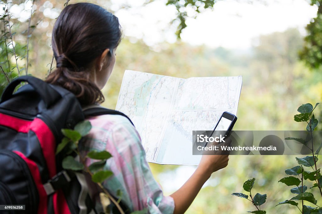 Weibliche Wanderer Blick in die Karte - Lizenzfrei Orienteering Stock-Foto