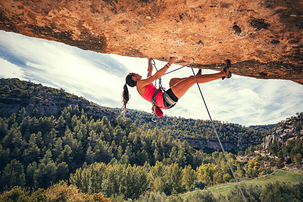 femme d'escalade - climbing clambering mountain rock climbing photos et images de collection