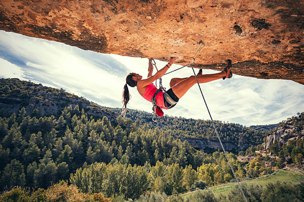 mulher escalada em rocha - high dynamic resolution - fotografias e filmes do acervo