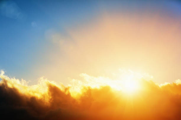 blaze of glory: die goldene sonne, die hinter der wolke auftaucht - sunrise sun cloudscape cloud stock-fotos und bilder