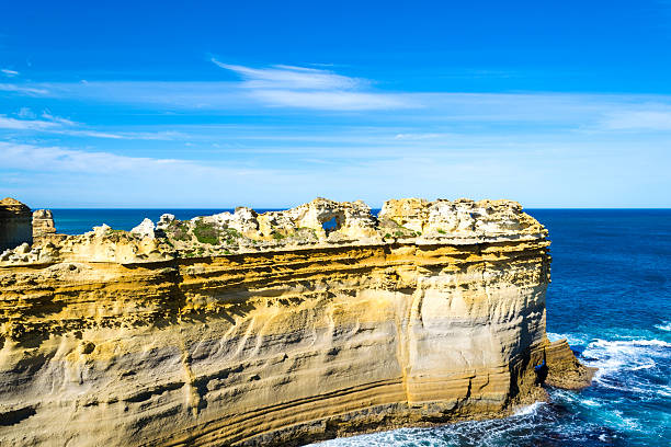 グレートオーシャンロードの海の中の大きな岩 - sentinal ストックフォトと画像