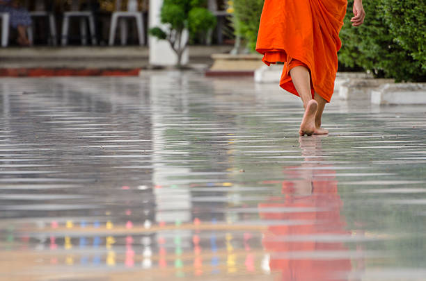 bangkok (thailand), monje budista caminando descalzo - monk meditating thailand bangkok fotografías e imágenes de stock