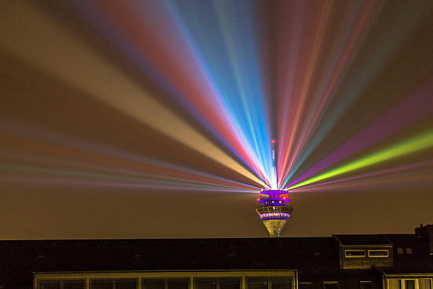 torre de la televisión de dusseldorf, demostración del laser del rheinturm en la noche - rhine river audio fotografías e imágenes de stock