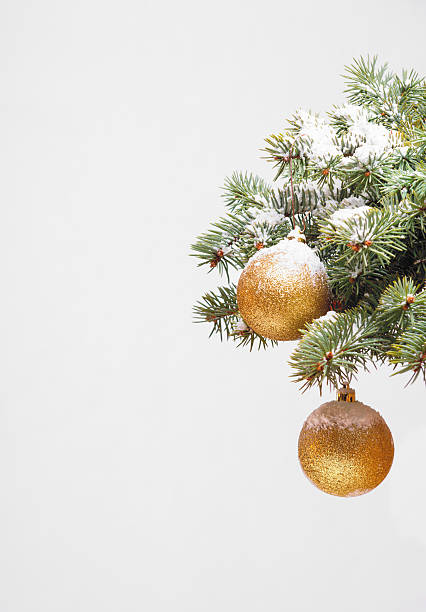 albero di natale con giocattoli e neve - хвоя foto e immagini stock