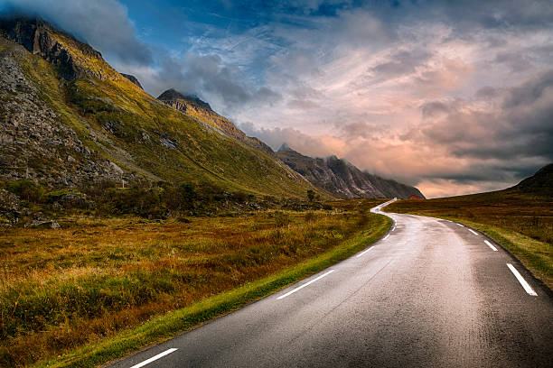 estrada em lofoten, noruega - road country road empty autumn - fotografias e filmes do acervo