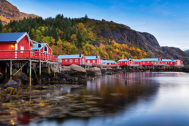 nusfjord village, lofoten, noruega - fishing village nordic countries fjord fotografías e imágenes de stock