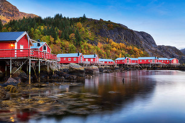 ヌスフィヨルド・ビレッジ,ロフォーテン,ノルウェー - norway fjord lofoten red ストックフォトと画像