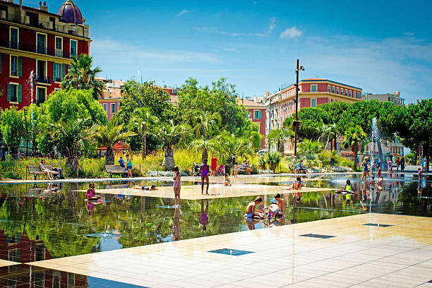 люди среди фонтанов на набережной пайлон, ницца , франция - formal garden summer water park стоковые фото и изображения