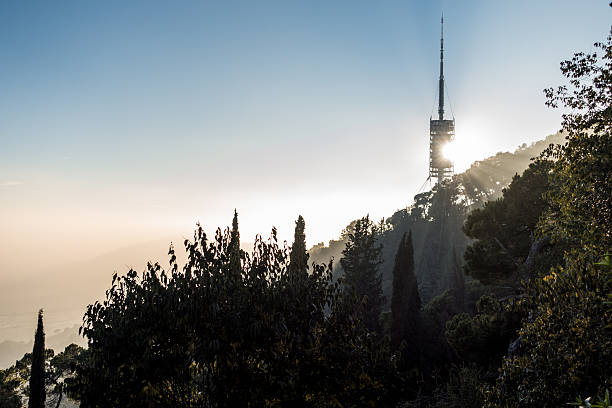 tour de collserola tibidabo barcelone communication tour horizontale fusée - television aerial flash photos et images de collection