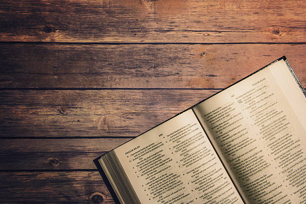 la santa biblia sobre mesa de madera - antiguo testamento fotografías e imágenes de stock