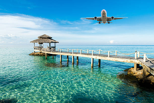 l'aereo sta arrivando resort tropicale al mattino. - thailand travel destinations tropical climate beach foto e immagini stock