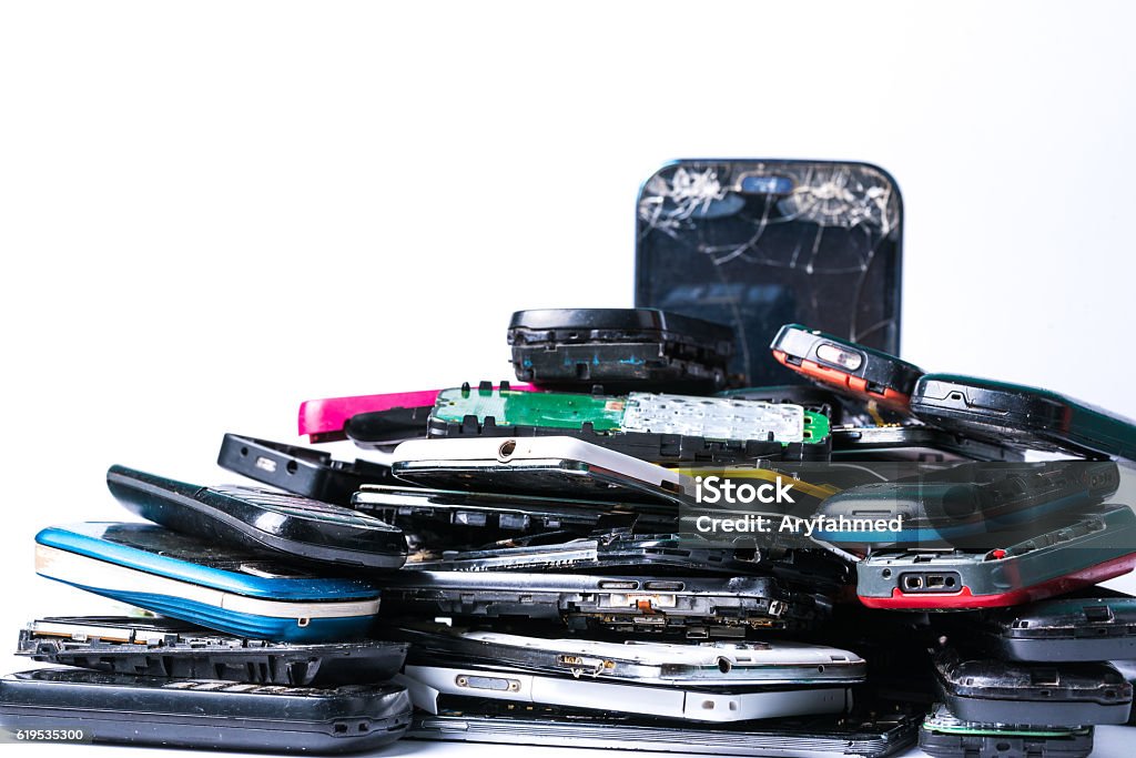 Teléfonos inteligentes dañados para reciclar - Foto de stock de Montón libre de derechos