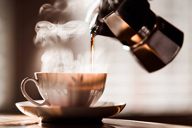 コーヒーカップのエスプレッソメーカーに蒸気を注ぐモーニングコーヒー - 朝 ストックフォトと画像