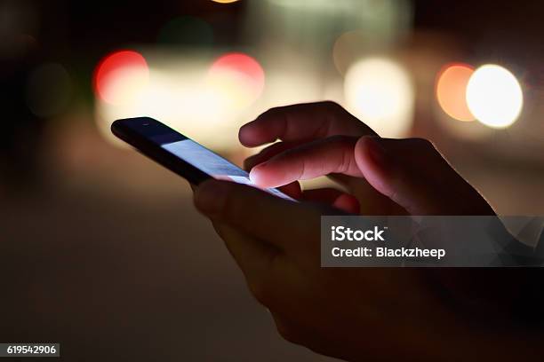 Mano De Cerca Usando El Teléfono En La Noche En La Calle Foto de stock y más banco de imágenes de Mensaje de texto