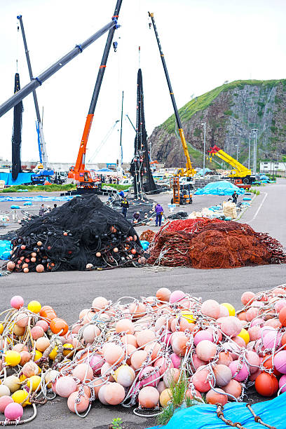 nuevo puerto pesquero en la ciudad de utoro en shiretoko, japón - sea of okhotsk fotografías e imágenes de stock