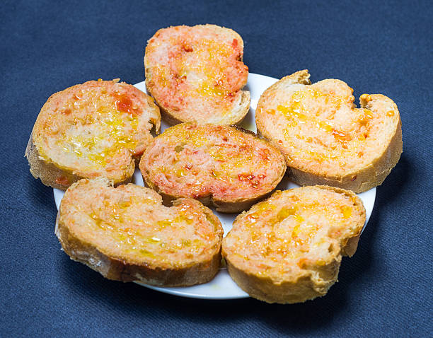 pa amb tomaquet brot mit katalanischen tomaten snack - pan stock-fotos und bilder