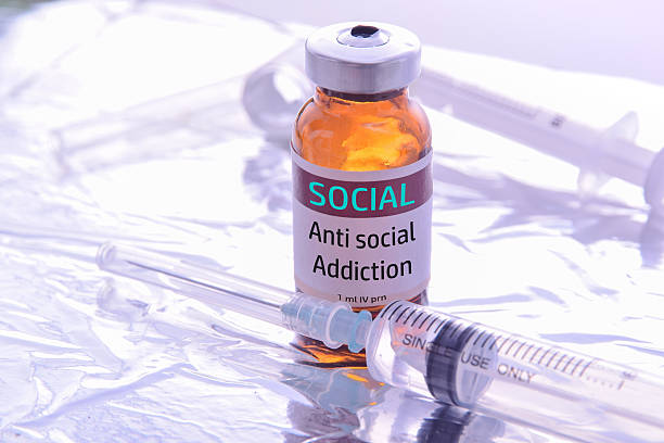 social media addict concept vaccino o antitossina ,fiala medicina - antitoxin foto e immagini stock