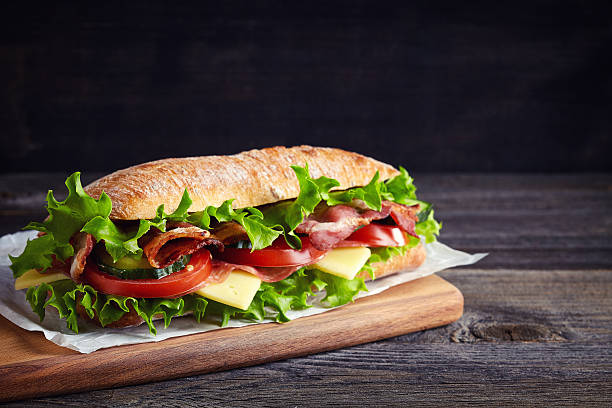 fresco sándwich submarino - sandwich delicatessen bacon lettuce and tomato mayonnaise fotografías e imágenes de stock