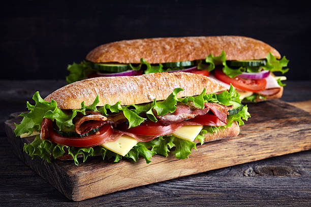 dwie świeże kanapki podwodne - sandwich delicatessen bacon lettuce and tomato mayonnaise zdjęcia i obrazy z banku zdjęć