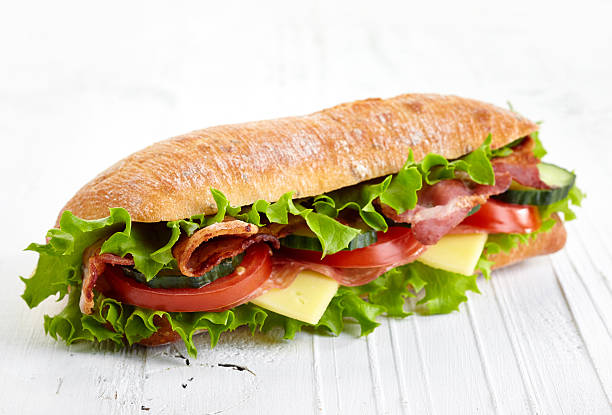 świeże sandwich z bagietki - sandwich delicatessen bacon lettuce and tomato mayonnaise zdjęcia i obrazy z banku zdjęć