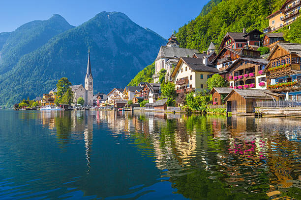 pueblo de montaña de hallstatt en los alpes, salzkammergut, austria - austria fotografías e imágenes de stock