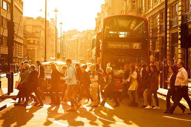 scène de rue avec piétons et circulation à londres, angleterre - london england urban scene city life bus photos et images de collection