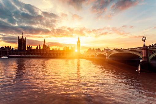 Casas del Parlamento y puente de Westminster al atardecer en Londres photo