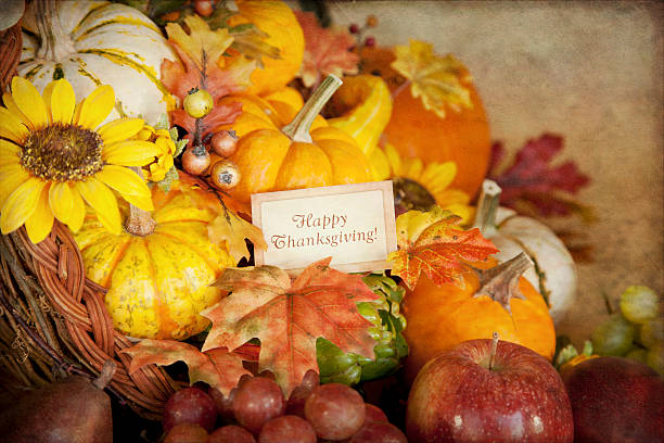 день благодарения корнукопия рог изобилия на текстурированный фон - fire thanksgiving leaf burning стоковые фото и изображения