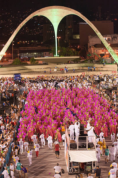 apresentação sambodrome escola de samba no carnaval no rio de janeiro - sambadrome imagens e fotografias de stock