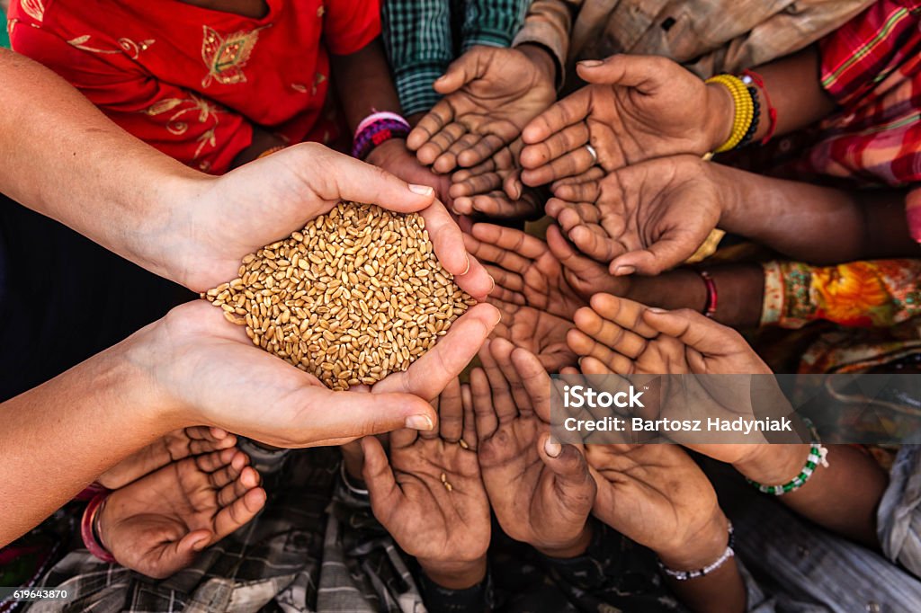 Hambre niños africanos pidiendo comida, África - Foto de stock de Pobreza libre de derechos