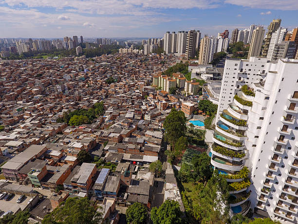 Favela do Paraisópolis The Paraisópolis Slum, the biggest one in São Paulo city, is next to Morumbi, a rich neighborhood, with high standard residencial buildings. uneven stock pictures, royalty-free photos & images