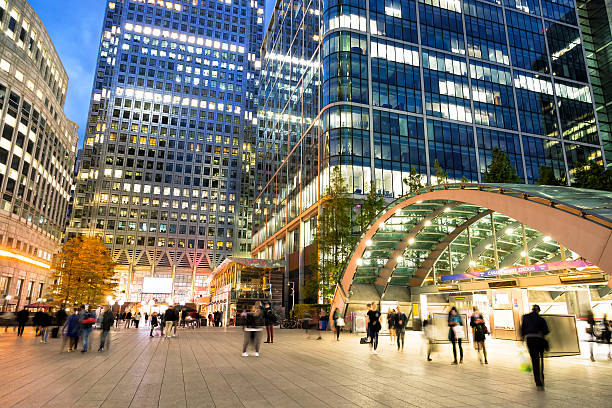 biurowce w: dusk, canary wharf, london's financial district, anglia - london england canary wharf skyline cityscape zdjęcia i obrazy z banku zdjęć