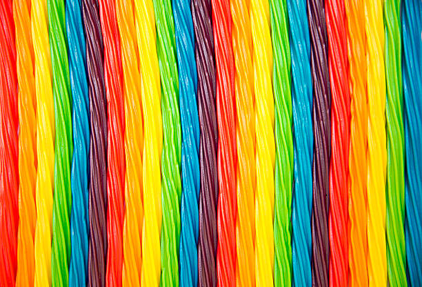 sfondo di arcobaleno caramelle contorte - decoration fun in a row vibrant color foto e immagini stock