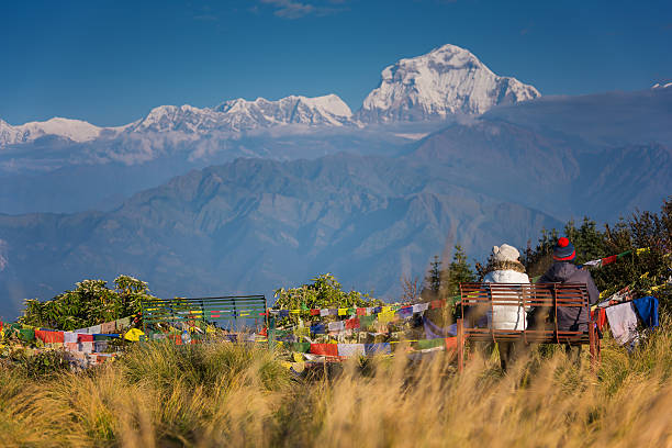 pareja viendo el monte dhaulagiri (8,172m) desde poonhill, nepal. - siluete fotografías e imágenes de stock