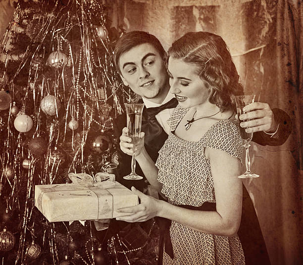 ретро винтажный портрет пары рождест�венская вечеринка. черно-белые . - old obsolete house black and white стоковые фото и изображения