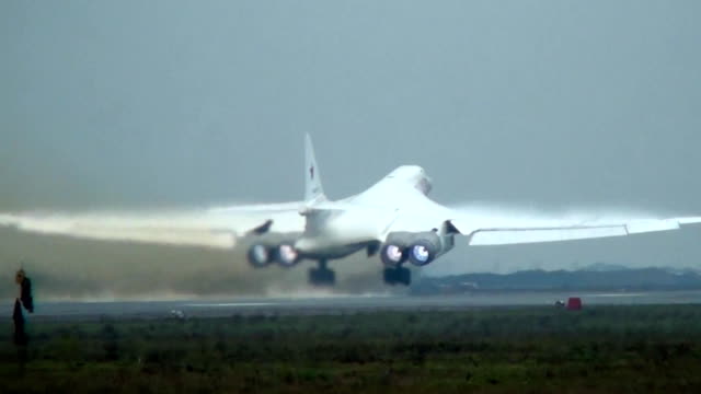 The takeoff of the Tu-160 afterburner