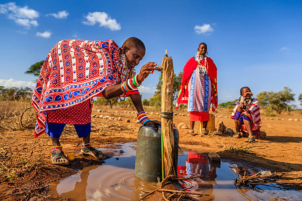 마사이 부족의 아프리카 여성이 물을 모으고 케냐, 동아프리카 - africa masai african culture african descent 뉴스 사진 이미지