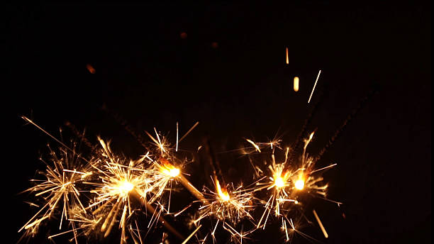 étincelle comme les feux d'artifice dans la nuit - disply photos et images de collection