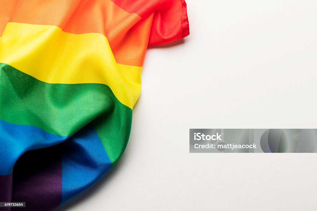 гей гордость радужный флаг на простом фоне - Стоковые фото Pride - LGBTQI Event роялти-фри