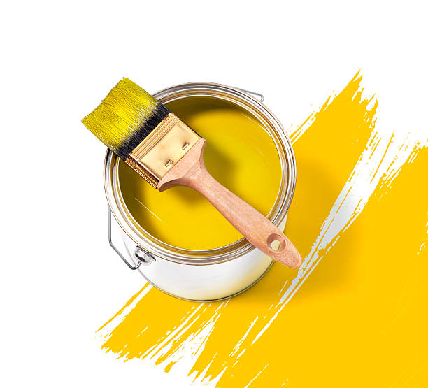 lattina di vernice gialla con pennello in cima - paintbrush paint paint can drop foto e immagini stock