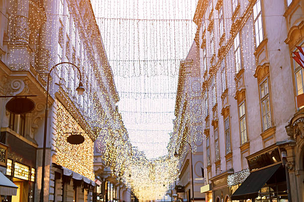 kohlmarkt главной торговой улице в вене на рождество - михайловская площадь стоковые фото и изображения