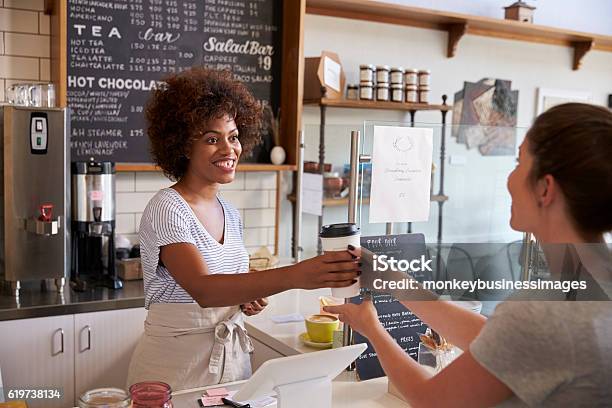 Kellnerin Serviert Kunden Über Den Tresen In Einem Café Stockfoto und mehr Bilder von Kaffee