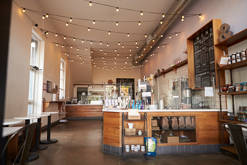 Interior vacío de cafetería o bar, durante el día photo