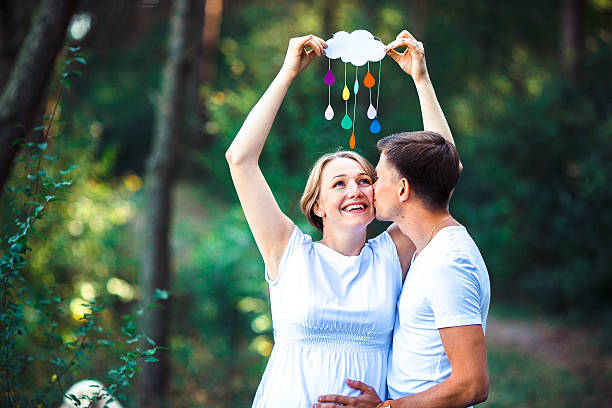 임신 한 아내와 그녀의 남편 에 공원 - human pregnancy baby shower image color image 뉴스 사진 이미지