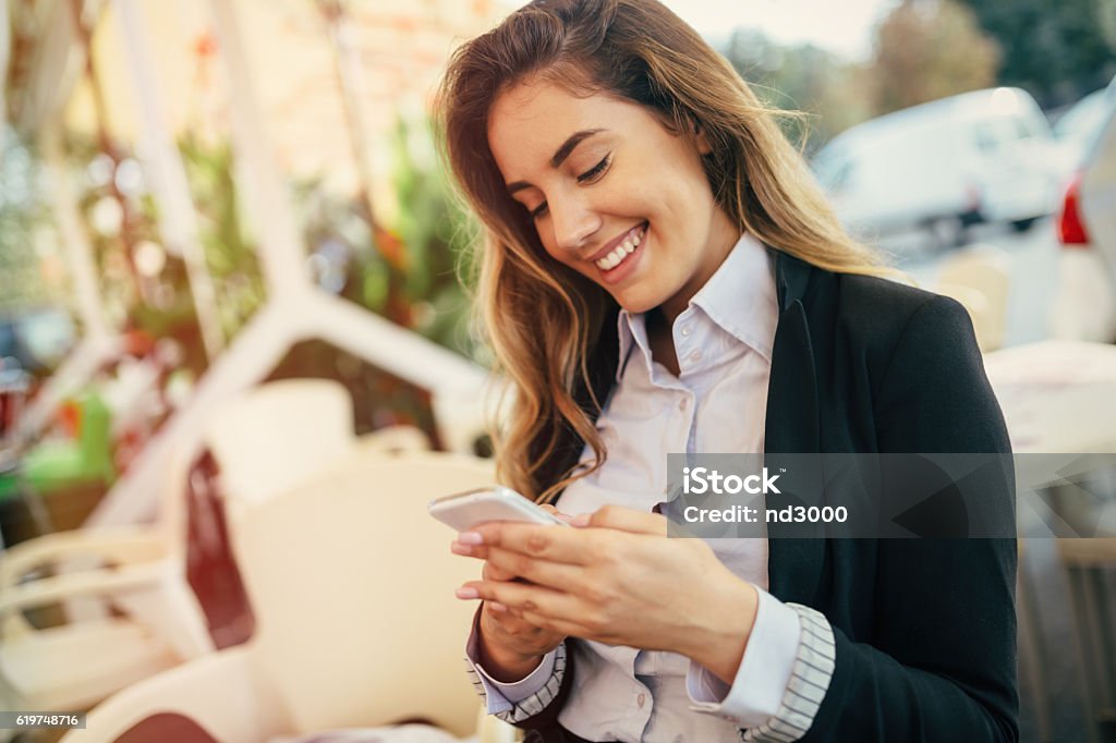 Zufrieden Geschäftsfrau mit Telefon - Lizenzfrei Handy Stock-Foto