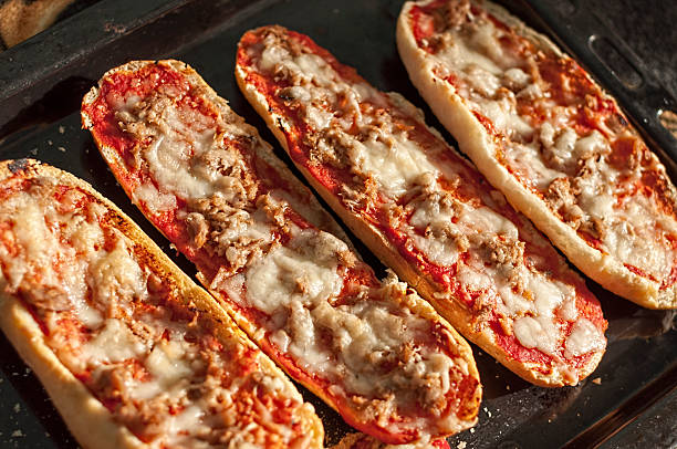 pizza baguettes - french bread pizza photos et images de collection