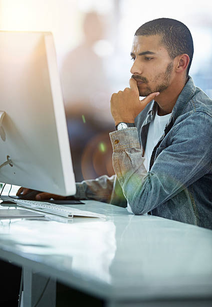 il donne toujours à son travail une concentration à cent pour cent - computer software flash photos et images de collection