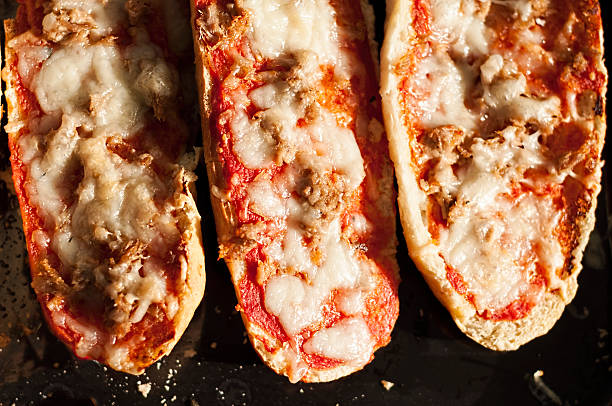 pizza baguettes - french bread pizza photos et images de collection